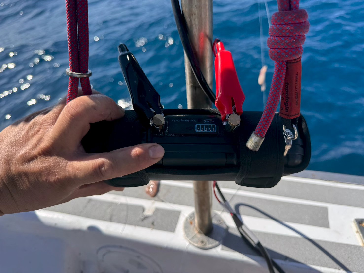 Battery status display shown during active boat fishing use